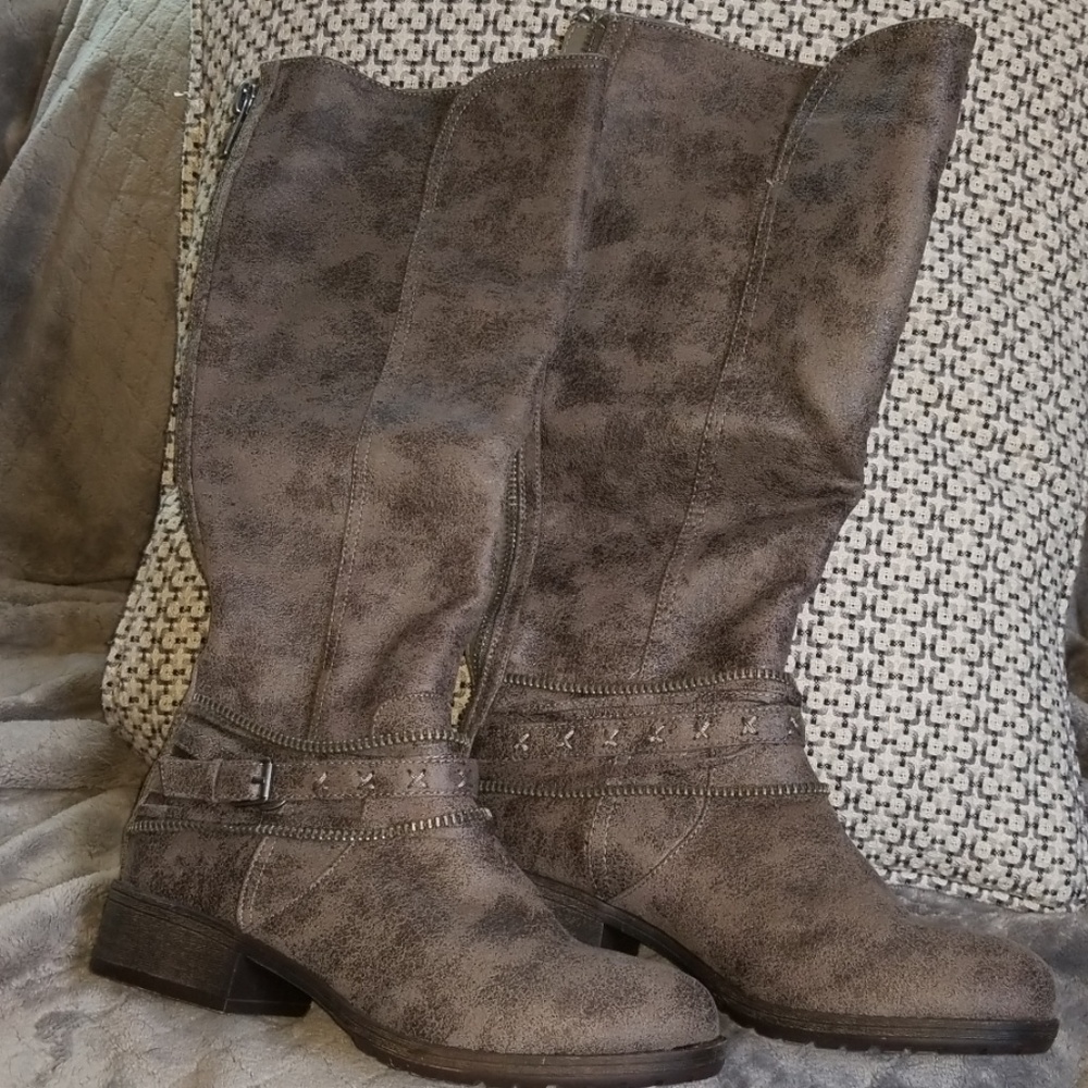 SO Gray Boots Size 10